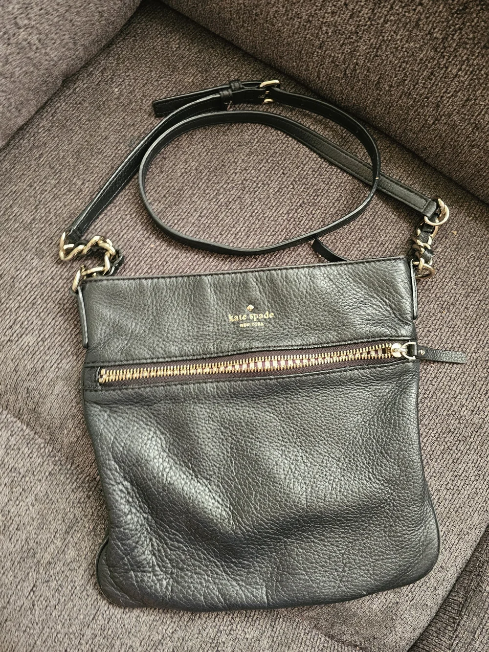 Vintage Kate spade Black Pebbled Leather Crossbody with Chain-Strap Detail